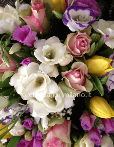 Bouquet assortito di fiori freschi colorati.