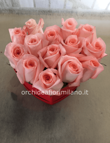 Scatola a forma di cuore con rose rosse  Floracom Consegne dirette al  fiorista senza intermediari