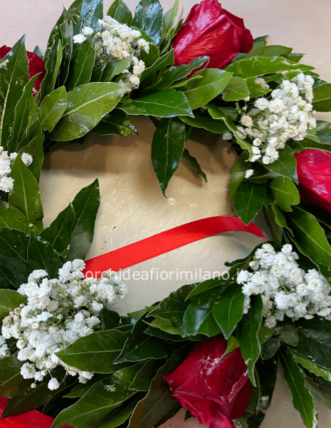 Coroncina laurea con rose rosse e velo da sposa